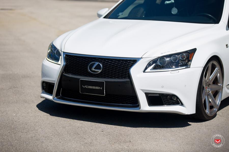 Детали экстерьера Lexus LS460 on Vossen Wheels (CG-207) 2017 года  (фото 9 из 35)